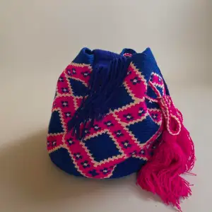   made in Colombia with colorful threads made of Cotton and Aloe.   Drawstring Closure with Fringed Tassels  30 CM/14 IN Length of Bag (not including strap) 25 CM/11 IN Width 53 CM/20.9 IN Drop