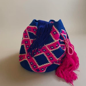 vintage Mochila bucket shoulder bag -   made in Colombia with colorful threads made of Cotton and Aloe.   Drawstring Closure with Fringed Tassels  30 CM/14 IN Length of Bag (not including strap) 25 CM/11 IN Width 53 CM/20.9 IN Drop
