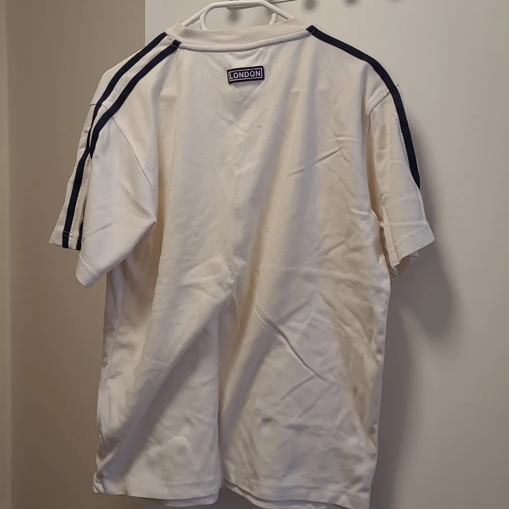 Size S very used and discolored t-shirt. Feel free to contact us in Swedish or English. . T-shirts.