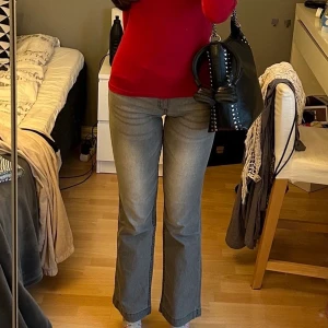 Gråa jeans - Säljer dessa supersnygga jeans som jag absolut älskar!!💕 Behöver sälja som då dom är en aning för korta för min smak då jag är 174 cm! Skriv för mer bilder!💗