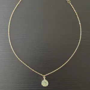 Säljer detta fina halsbandet med grön sten! Obs inte äkta guld, ganska plastig men syns absolut inte på det men där av priset!