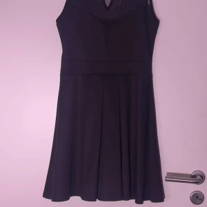 Klänning med mesh  - Elastisk Polyester klänning med mesh aldrig andvänd! S/m