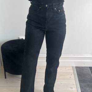 Svarta raka jeans i storlek 25/32 som motsvarar runt xs/s. Knappt använda 💕
