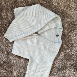 Supersnygg Cardigan - Säljer en superfin cardigan från H&M i storlek M Jätteskönt material och knappt använd 