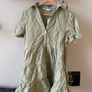 Zara klänning  - Jätte fin klänning som aldrig har användts då den är för kort på mig, jag är 164. Köpt i somras. Lite skrynklig då den har legat i min garderob men man kan stryka den💓