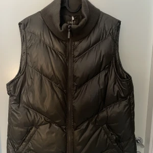 Väst - Säljer min mörkgröna väst som jag nyligen köpt på Sellpy. Superbra skick!🤍🤍