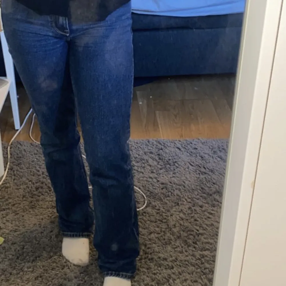Super fina mörkblå jeans använda några gånger,strl 34 men passar även 32❤️. Jeans & Byxor.