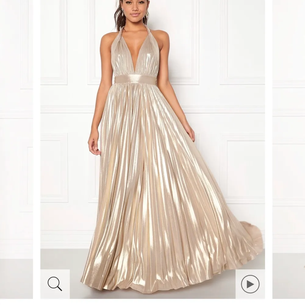 Säljer denna klänning, använd endast en gång på min bal så är i jättebra skick! Nypris 1599 kr, skriv för fler bilder! pris kan sänkas vid snabb affär! . Klänningar.