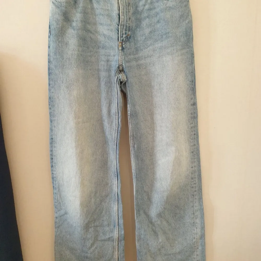 Ett par jättefina jeans från monki i storlek 27 (motsvarar storlek 38)  Väldigt fint skick.. Jeans & Byxor.