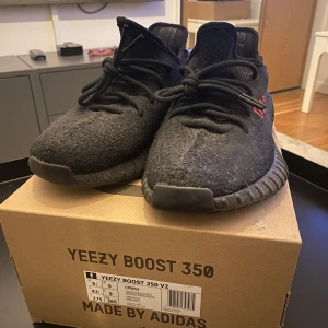 Yeezy 350 v2  - Yeezy 350 v2 black red i bra skick lite smutsiga under köpta på adidas 
