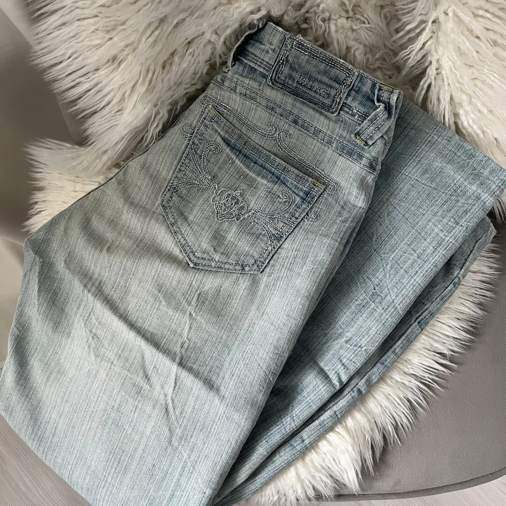 Skitsnygga raka jeans med coola broderade detaljer och diamanter. Från marc lauge storlek 34 men skulle säga passar 36-38 också. . Jeans & Byxor.