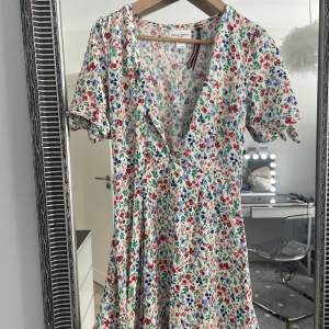 Sommar klänning  - Säljer pga av att jag inte använder den andvänd 1 gång 