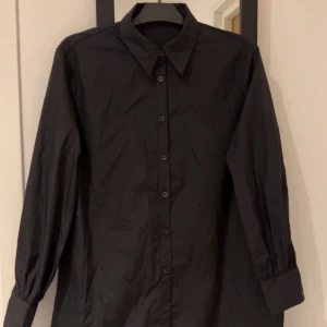 Lång skjorta  - Ny och aldrig använd i storlek M/38. 