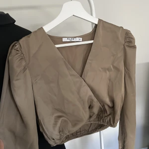 Blus från Nakd  - Jättefin och vacker blus som inte kommer till användning längre. Använt fåtal gånger, så den är i ett bra skick. Skriv vid frågor❤️