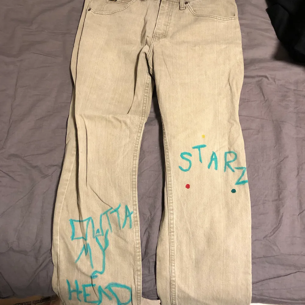 Custommade Lee jeans, med Yung lean starz album grejsimojs på, riktigt nice . Jeans & Byxor.