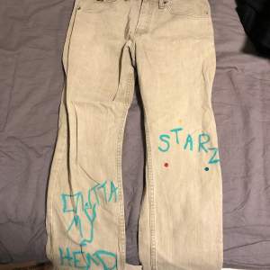 Custommade Lee jeans, med Yung lean starz album grejsimojs på, riktigt nice 