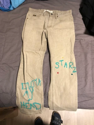 Custom jeans  - Custommade Lee jeans, med Yung lean starz album grejsimojs på, riktigt nice 
