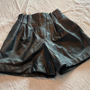 Skinn shorts  - Skinn shorts från Zara. Använda max 5 gånger i bra skick.