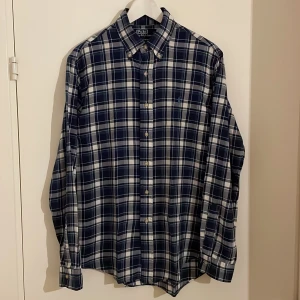 Ralph Lauren skjorta  - Button down skjorta i mjuk bomull. Custom fit. Sparsamt använd, toppskick! 