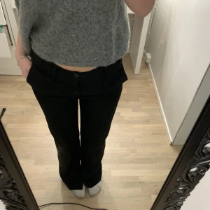 Svarta kostymbyxor med slits - Säljer detta kostymbyxor från bershka med slits nedtill då dem inte kommer till användning❤️sitter bra i längden på mig som är 170cm!🫶🏼inga defekter i toppskick!! 