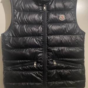 Monlcer väst - Tjena, säljer en fet Moncler väst!   Cond:9/10  Storlek: 1  Pris:3000 Allt og hänger med! 