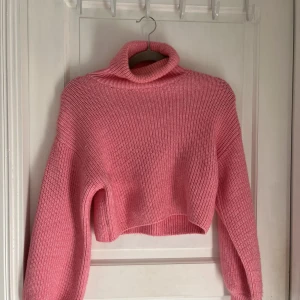 Stickad rosa tröja - Stickad rosa tröja från monki med ballongärmar och krage. Mjukt material och superfint skick 