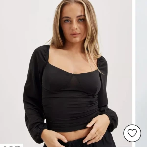 Fest topp - Säljer denna topp då det var ett impulsköp som jag aldrig använt, fest topp från Nelly , storlek xs men funkar på mig som har S