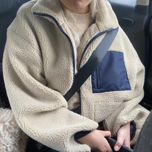 Teddy jacka Other strories - Super mysig och snygg jack från otherstories köpt för två år sen ungefär. Bra skick och knappt använda!