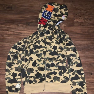 Bape Hoodie - Bape hoodie i Storlek XL. Säljer pga det inte är min stil längre.
