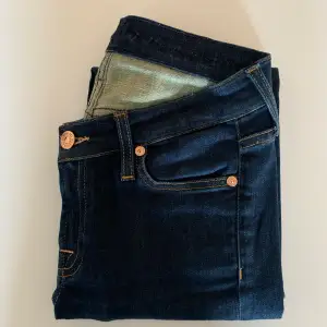 Ett par mörkblå jeans. Tight modell med låg midja. Använda, är i bra skick. Storlek: 25