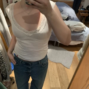 Super sött linne - Vintage linne/t-shirt med lace detaljer💕 Stl XL men passar mig fint som har s/m 