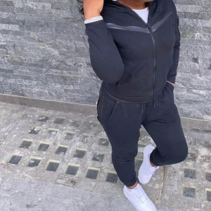 Nike tech set - Nike tech sett, super bra skick andvänd ca3 gnr. Båda delarna är som nya, skit sköna och coola men andvänds tyvärr inte av mig