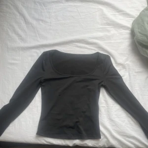Skön topp - Jätte sköna och fina topp. Har aldrig använt den och storleken är S. Finns i både svart och vit 
