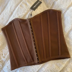 Korsett-topp - Super snygg helt oanvänd korsett-topp från PrettyLittleThing. Storlek 8, passar en S. Frakt: 62kr  Nypris: £25.00