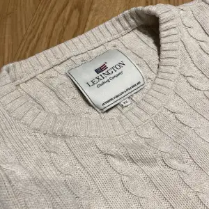 En snygg kabelstickad tröja från Lexington i 100% bomull. Säljer pga att den är för liten för mig (jag är storlek s/m). Priset är öppet för diskussion (jag är öppen för att sänka det)