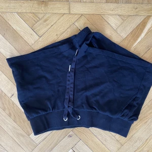 Svarta shorts - Svarta korta mjukisshorts, bra skick
