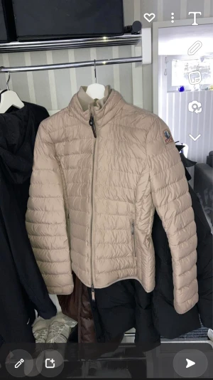 Para jumper juliet storlek M - Jag säljer nu min parajumper storlek M passar nog s då den är liten i storleken. Har använt den i Max 4 månader och den är i bra skick inga hål osv! 