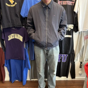 Tommy Hilfiger Jacka - Snygg vintage jacka i storlek L! Bara att skriva om du undrar över något🙏