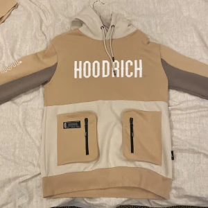 Hoodrich hoodie - Hej jag säljer nu min hoodrich hoodie i storlek m men som även passar s väldigt bra. Tröjan är oanvänd och helt ny. (Pris kan diskuteras)