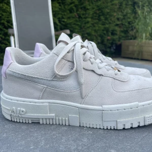 Nike Air Force 1 Pixel Dam - Sköna Nike sneakers i storlek 41. Är i bra skick och endast använda fåtal gånger. Anledningen till att jag säljer dem är för att dem är för för små. Original pris 1300kr