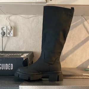 Svarta stövlar  - Helt oanvända stövlar från Missguided. Säljer då de är för smala för mig så får inte på mig de, slutar precis under knäna  ❤️
