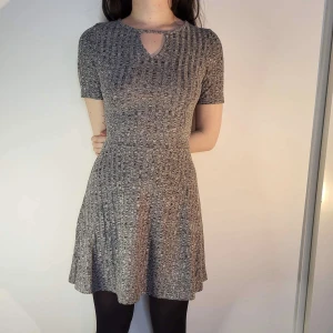 stickad grå klänning från H&M - stickad grå klänning i storlek 36. har tyvärr för breda axlar för den så knappt använt. möter ej upp, postar enbart 🌸