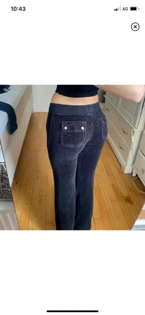 Juicy byxor - Superfina svarta juicy mjukisbyxor! Köpte för kanske 3 år sedan, men har knappt använt dom eftersom dom de är lite korta på mig som är 176cm. Det är den gamla modellen men har de superfina fickorna där bak ❤️ (första bilden är lånad)