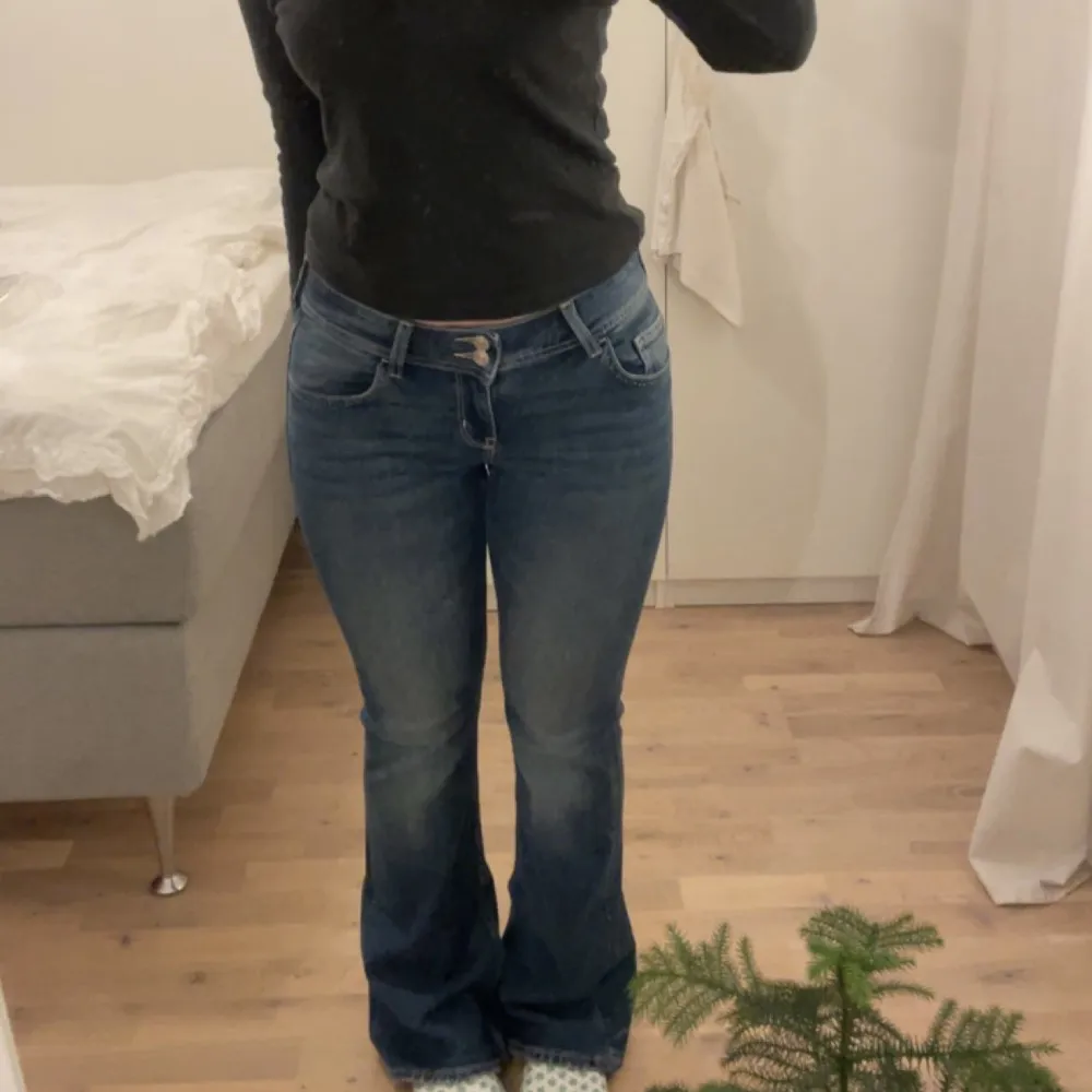 Säljer dessa lågmidjade jeans från H&M, köpta för någon månad sedan och använda endast ett fåtal gånger alltså väldigt bra skick!!  Säljer för 190+ frakt. Jeans & Byxor.