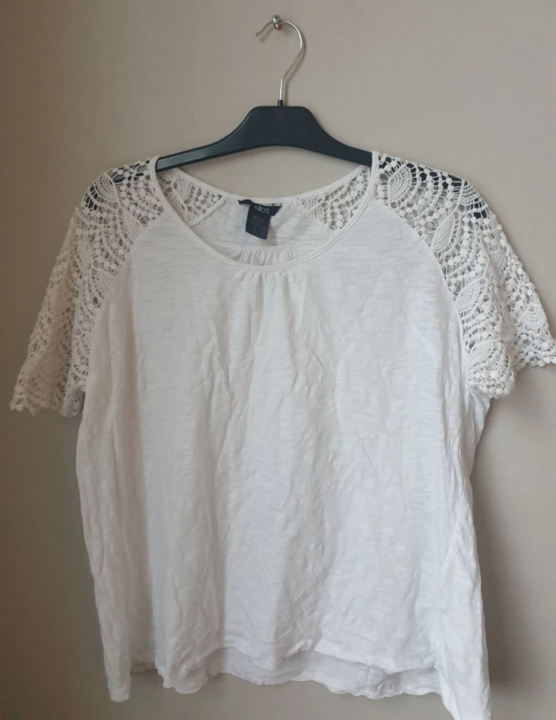 Fin top storlek 46/48 med spets