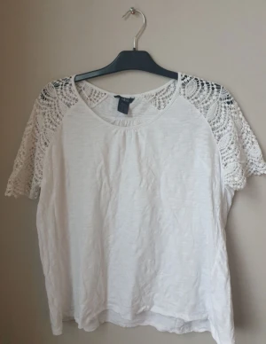Fin top storlek 46/48 med spets - En fin top med spets. Storlek 46/48 Sparsamt använd.  Fint skick