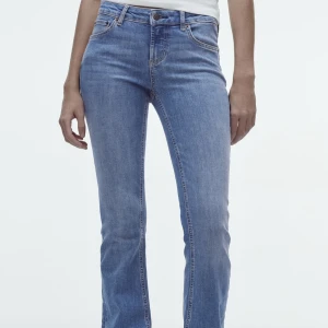 Lågmidjade jeans  - Säljer de populär zara jeansen med låg midja o bootcut. Aldrig använda men kan inte skicka tillbaka för att jag tog bort lappen. Säljer då de är för stora i midjan.