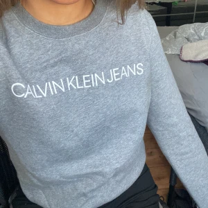 Sweatshirt - Sweatshirt från calvin klein i en så fin grå färg🤍 Tröjan är endast använd några få gånger. Materialet inuti är mjukt (se sista bilden)💓 Köparen står för frakt!