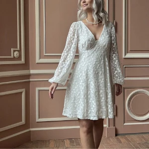 Studentklänning - Säljer denna super snygga klänningen som är perfekt för studenten💓Den är helt slutsåld på hemsidan och i butik! Helt ny med lappen kvar🙌🏻