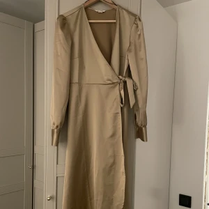 Silkesklänning/omlottklänning - Säljer min klänning från Monki  Använd vid ett tillfälle 